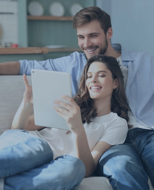 Una pareja joven valorando las opciones inmobiliarias