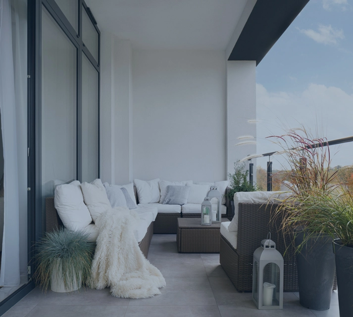 Balcón con sofá con muchso cojines